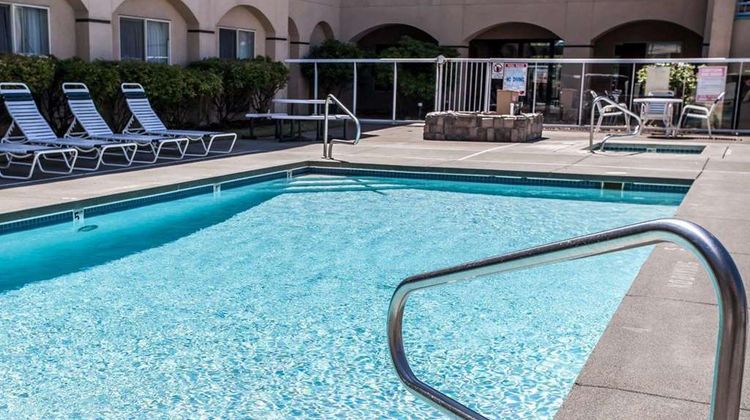 Quality Inn Grand Suites Bellingham Pool