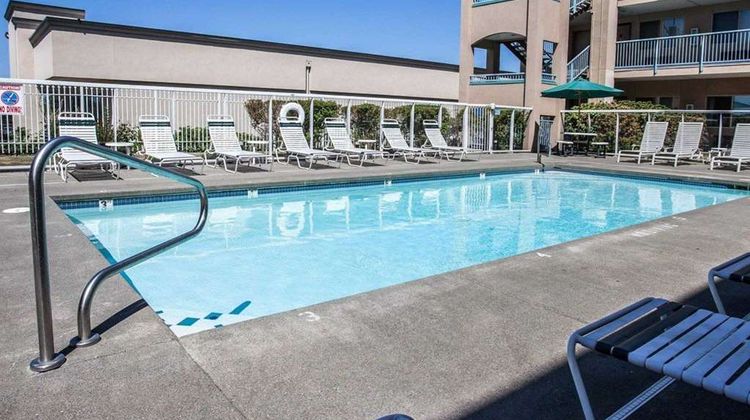 Quality Inn Grand Suites Bellingham Pool