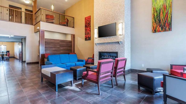 <b>Comfort Suites Lobby</b>. Images powered by <a href="https://iceportal.shijigroup.com/" title="IcePortal" target="_blank">IcePortal</a>.