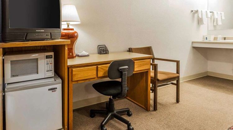 Rodeway Inn & Suites Room