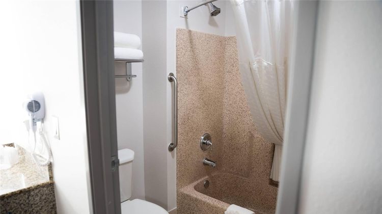 Comfort Suites Airport Room