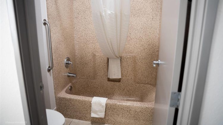 Comfort Suites Airport Room