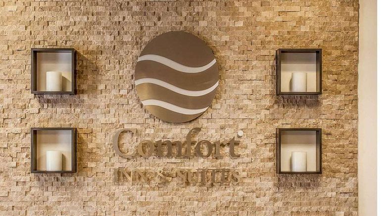 <b>Comfort Inn & Suites Lobby</b>. Images powered by <a href="https://iceportal.shijigroup.com/" title="IcePortal" target="_blank">IcePortal</a>.