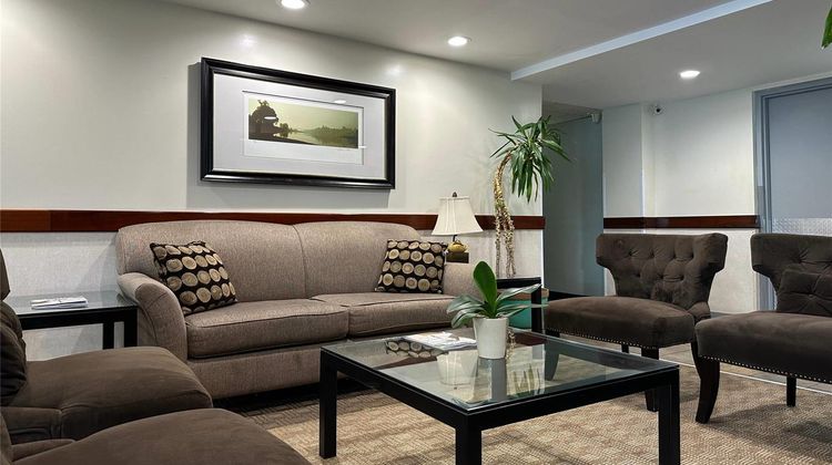 Quality Inn & Suites Everett Lobby