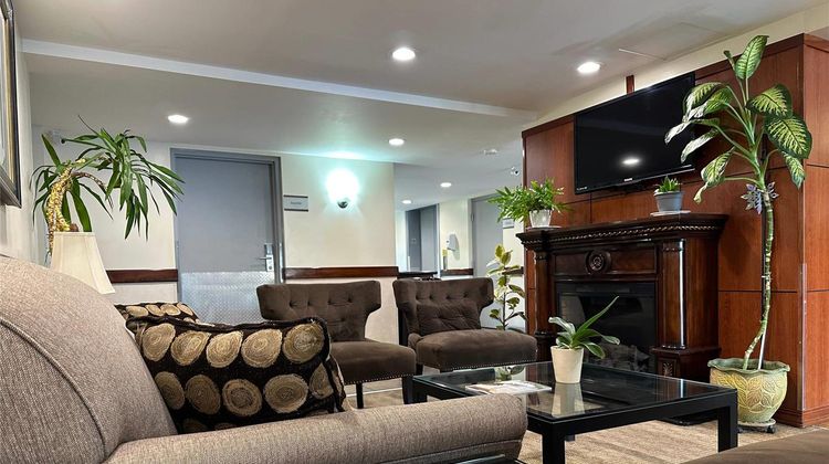 Quality Inn & Suites Everett Lobby