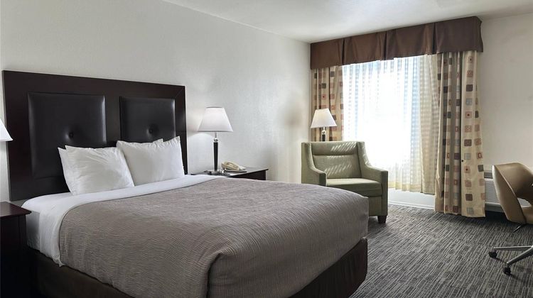 Quality Inn & Suites Everett Suite