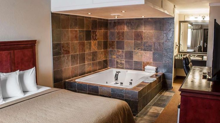 Quality Inn & Suites Fife Seattle Room