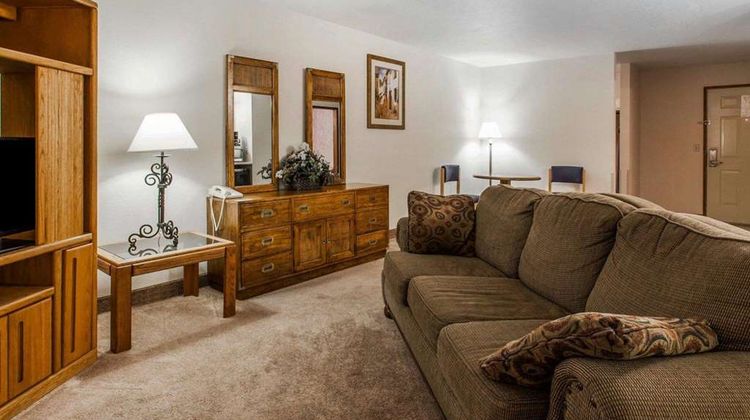 Quality Inn & Suites Suite