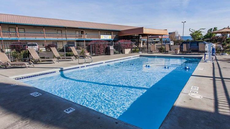 Quality Inn & Suites Pool