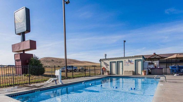 Quality Inn & Suites Pool