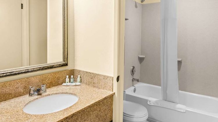 Quality Inn and Suites Vancouver Hazel Dell Room