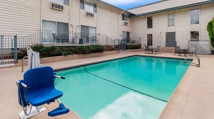 Quality Inn and Suites Vancouver Hazel Dell Pool