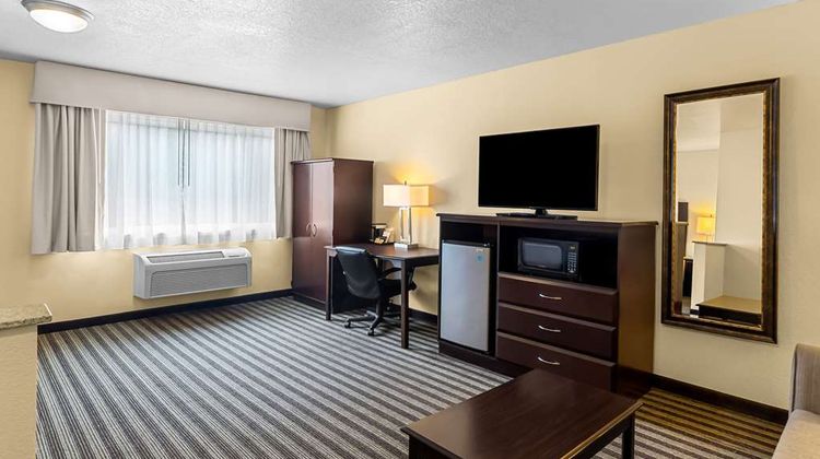 Quality Inn and Suites Vancouver Hazel Dell Suite