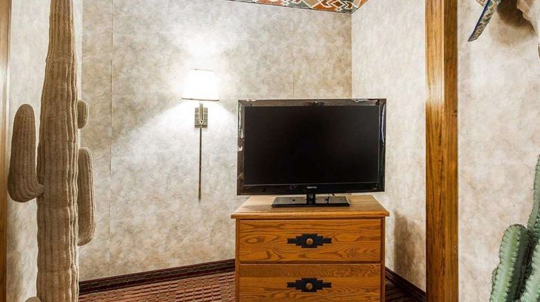 <b>Rodeway Inn & Stes Madsion Room</b>. Images powered by <a href="https://iceportal.shijigroup.com/" title="IcePortal" target="_blank">IcePortal</a>.