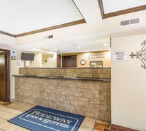 Rodeway Inn & Stes Madsion Lobby