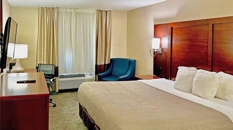 <b>Quality Inn & Suites Green Bay Room</b>. Images powered by <a href="https://iceportal.shijigroup.com/" title="IcePortal" target="_blank">IcePortal</a>.