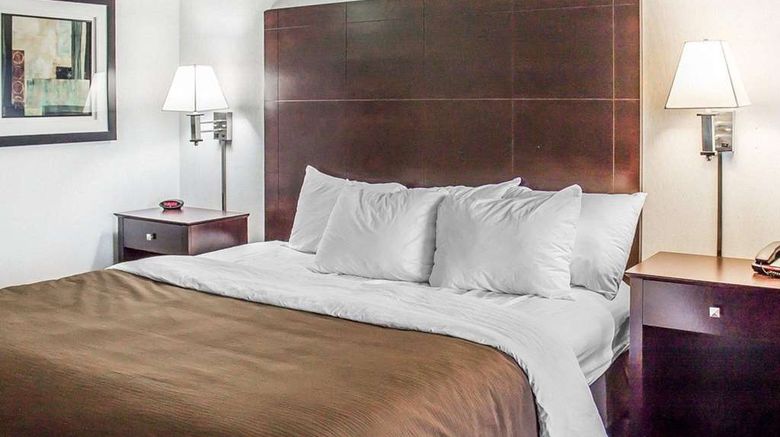 <b>Quality Inn and Suites Sturgeon Bay Suite</b>. Images powered by <a href="https://iceportal.shijigroup.com/" title="IcePortal" target="_blank">IcePortal</a>.