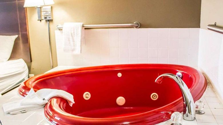 <b>Quality Inn and Suites Sturgeon Bay Suite</b>. Images powered by <a href="https://iceportal.shijigroup.com/" title="IcePortal" target="_blank">IcePortal</a>.