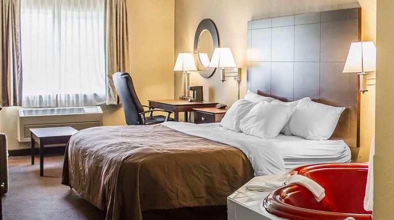 <b>Quality Inn and Suites Sturgeon Bay Suite</b>. Images powered by <a href="https://iceportal.shijigroup.com/" title="IcePortal" target="_blank">IcePortal</a>.