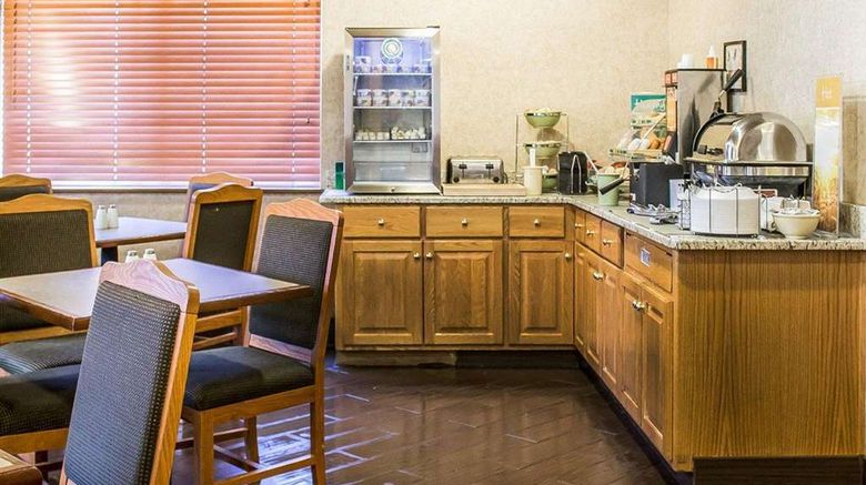 <b>Quality Inn and Suites Sturgeon Bay Restaurant</b>. Images powered by <a href="https://iceportal.shijigroup.com/" title="IcePortal" target="_blank">IcePortal</a>.