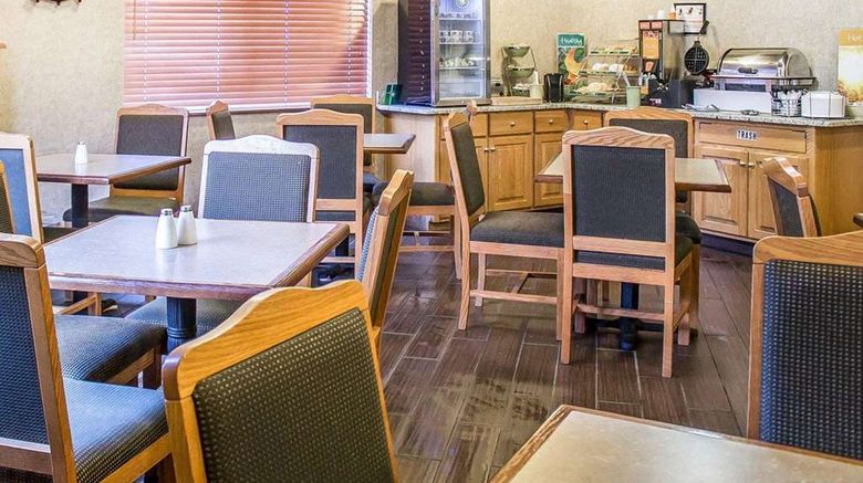 <b>Quality Inn and Suites Sturgeon Bay Restaurant</b>. Images powered by <a href="https://iceportal.shijigroup.com/" title="IcePortal" target="_blank">IcePortal</a>.
