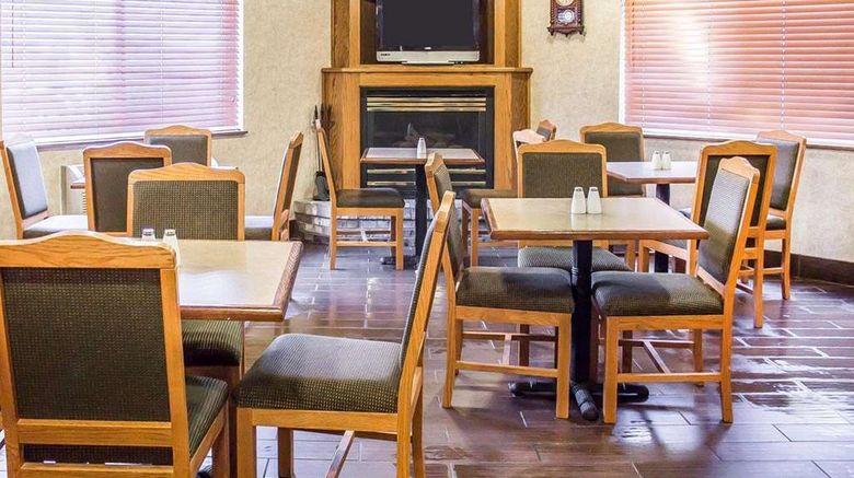 <b>Quality Inn and Suites Sturgeon Bay Restaurant</b>. Images powered by <a href="https://iceportal.shijigroup.com/" title="IcePortal" target="_blank">IcePortal</a>.