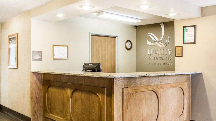 Quality Inn and Suites Sturgeon Bay Lobby