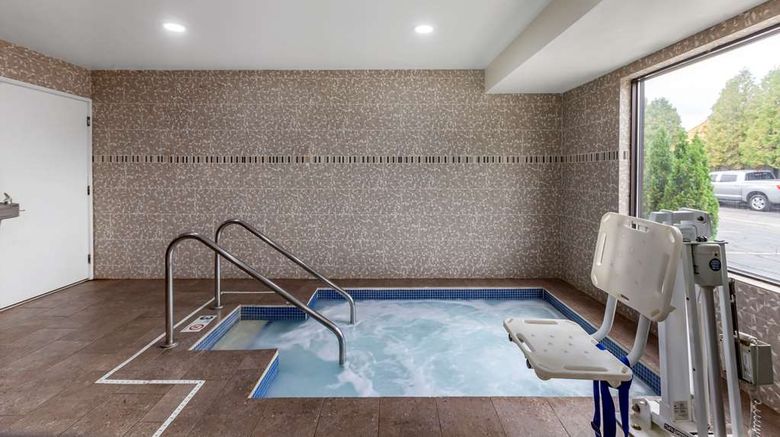 <b>Clarion Pointe Racine-Mount Pleasant Pool</b>. Images powered by <a href="https://iceportal.shijigroup.com/" title="IcePortal" target="_blank">IcePortal</a>.