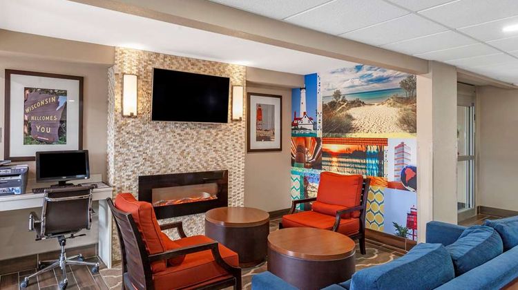 Clarion Pointe Racine-Mount Pleasant Lobby