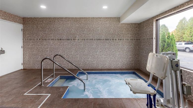 <b>Clarion Pointe Racine-Mount Pleasant Pool</b>. Images powered by <a href="https://iceportal.shijigroup.com/" title="IcePortal" target="_blank">IcePortal</a>.