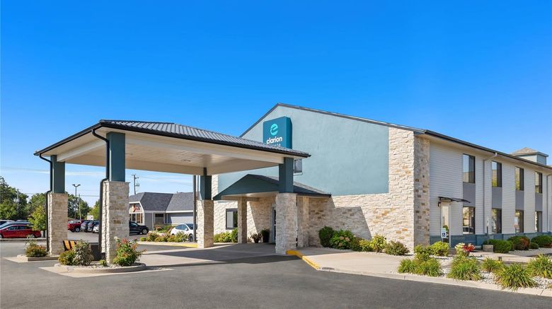 <b>Clarion Pointe Racine-Mount Pleasant Exterior</b>. Images powered by <a href="https://iceportal.shijigroup.com/" title="IcePortal" target="_blank">IcePortal</a>.