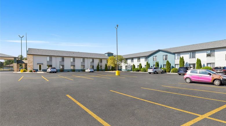 <b>Clarion Pointe Racine-Mount Pleasant Exterior</b>. Images powered by <a href="https://iceportal.shijigroup.com/" title="IcePortal" target="_blank">IcePortal</a>.