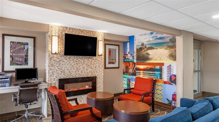 Clarion Pointe Racine-Mount Pleasant Lobby