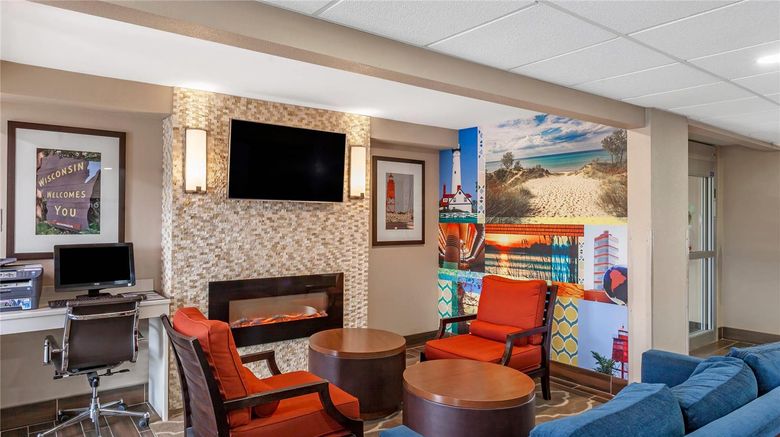 <b>Clarion Pointe Racine-Mount Pleasant Lobby</b>. Images powered by <a href="https://iceportal.shijigroup.com/" title="IcePortal" target="_blank">IcePortal</a>.