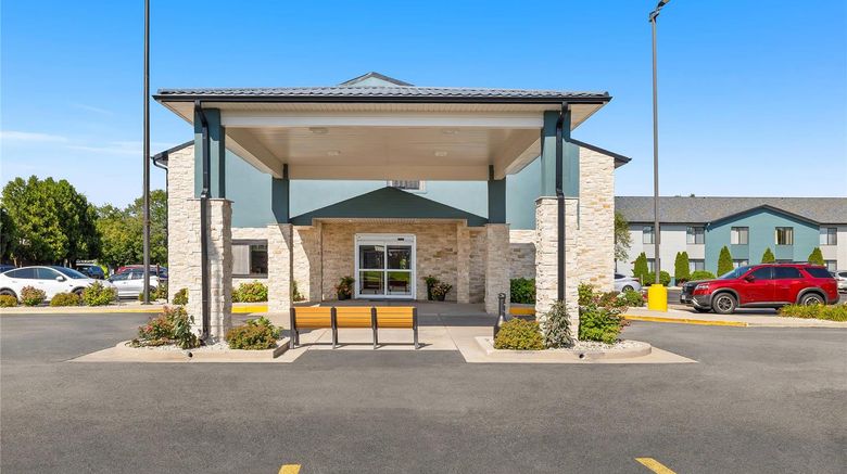 <b>Clarion Pointe Racine-Mount Pleasant Exterior</b>. Images powered by <a href="https://iceportal.shijigroup.com/" title="IcePortal" target="_blank">IcePortal</a>.