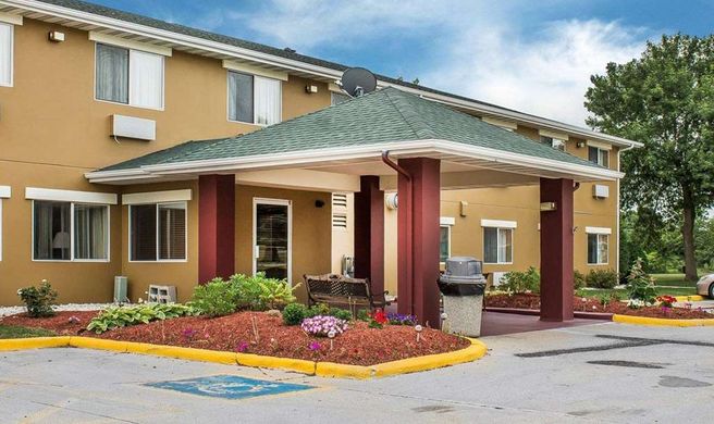 Quality Inn Manitowoc Exterior