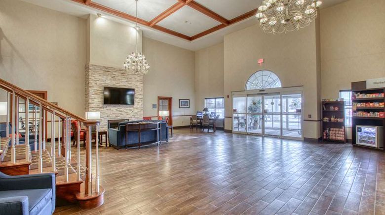<b>Comfort Suites Milwaukee Airport Lobby</b>. Images powered by <a href="https://iceportal.shijigroup.com/" title="IcePortal" target="_blank">IcePortal</a>.