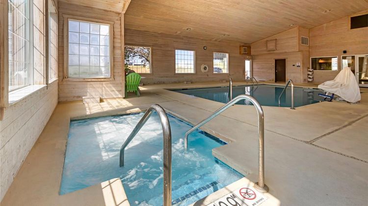 Quality Inn and Suites Pool