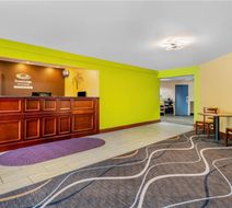 Econo Lodge Inn and Suites Eau Claire South Lobby
