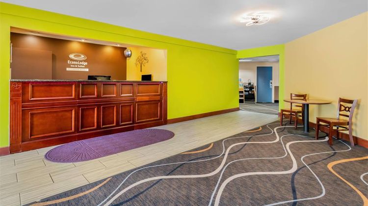 Econo Lodge Inn and Suites Eau Claire South Lobby