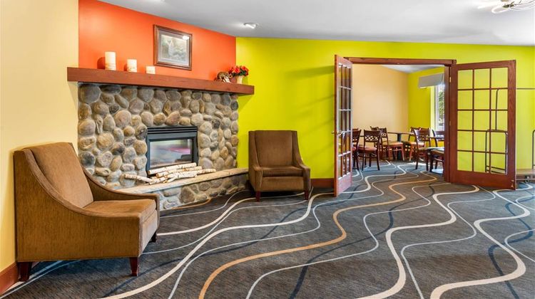 Econo Lodge Inn and Suites Eau Claire South Lobby