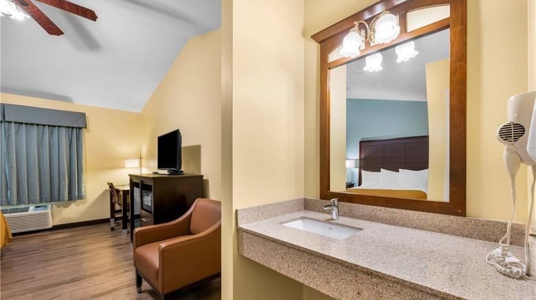 <b>Econo Lodge Inn and Suites Eau Claire South Room</b>. Images powered by <a href="https://iceportal.shijigroup.com/" title="IcePortal" target="_blank">IcePortal</a>.
