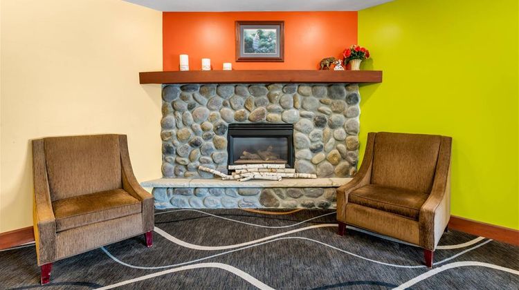 Econo Lodge Inn and Suites Eau Claire South Lobby