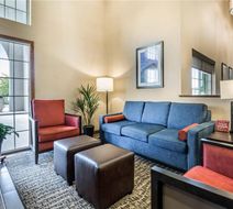 Comfort Suites at Par 4 Resort Lobby
