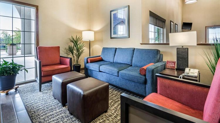 Comfort Suites at Par 4 Resort Lobby