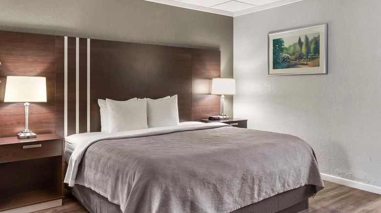 <b>Quality Inn & Suites Green Bay Room</b>. Images powered by <a href="https://iceportal.shijigroup.com/" title="IcePortal" target="_blank">IcePortal</a>.