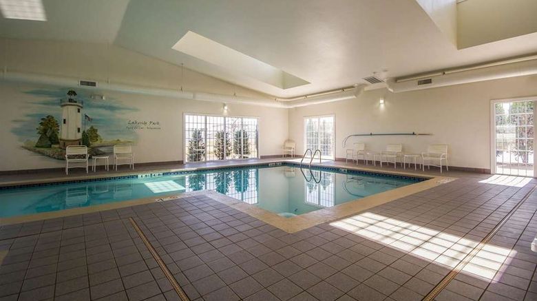 <b>Comfort Inn Pool</b>. Images powered by <a href="https://iceportal.shijigroup.com/" title="IcePortal" target="_blank">IcePortal</a>.