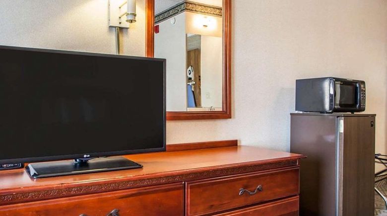 <b>Rodeway Inn & Suites Milwaukee Airport Room</b>. Images powered by <a href="https://iceportal.shijigroup.com/" title="IcePortal" target="_blank">IcePortal</a>.