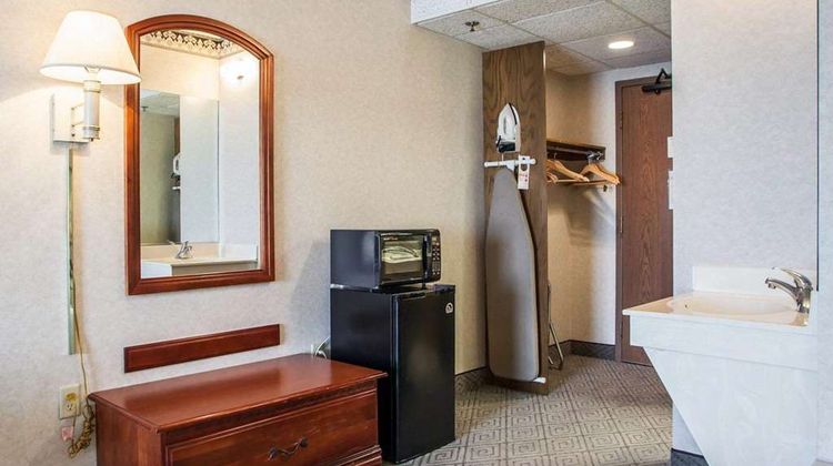 Rodeway Inn & Suites Milwaukee Airport Suite