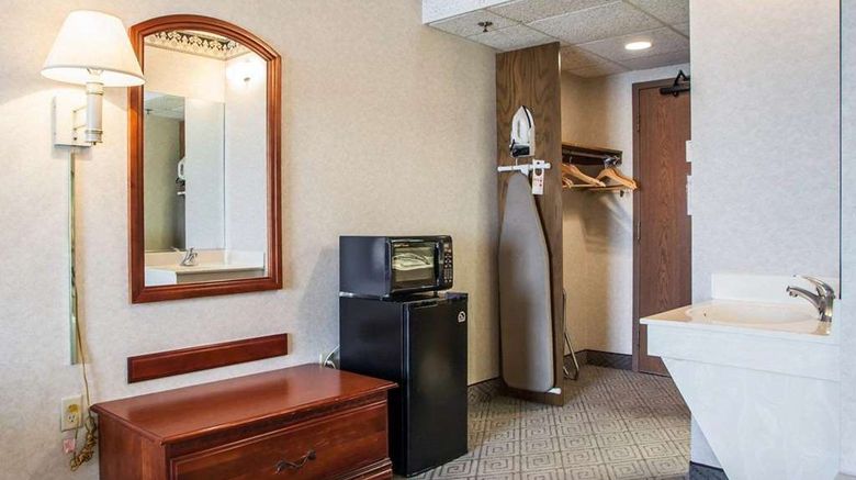 <b>Rodeway Inn & Suites Milwaukee Airport Suite</b>. Images powered by <a href="https://iceportal.shijigroup.com/" title="IcePortal" target="_blank">IcePortal</a>.